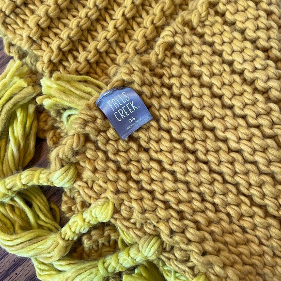 Falls Creek gold scarf - Picture 3 of 3